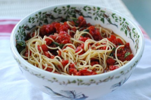 Spaghetti with Raw Tomato Basil Sauce Spaghetti with Raw Tomato Basil Sauce